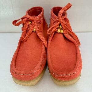 Clarks Original Wallabee Boot Moccasin Coral Suede Lace Up NWOT sz8.5 Women’s